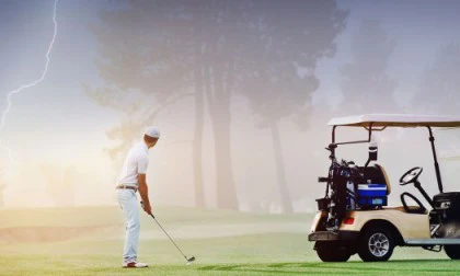 Thách thức trời mưa- Golfer nổi tiếng xử lý khéo léo bằng cách nào????